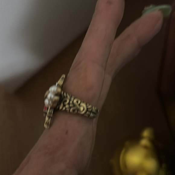 Like new authentic Gucci ring - Picture 2 of 5